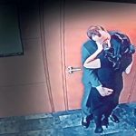 Imágenes y video mostraron a Hancock en un abrazo con su asistente Gina Coladangelo dentro de su oficina privada.