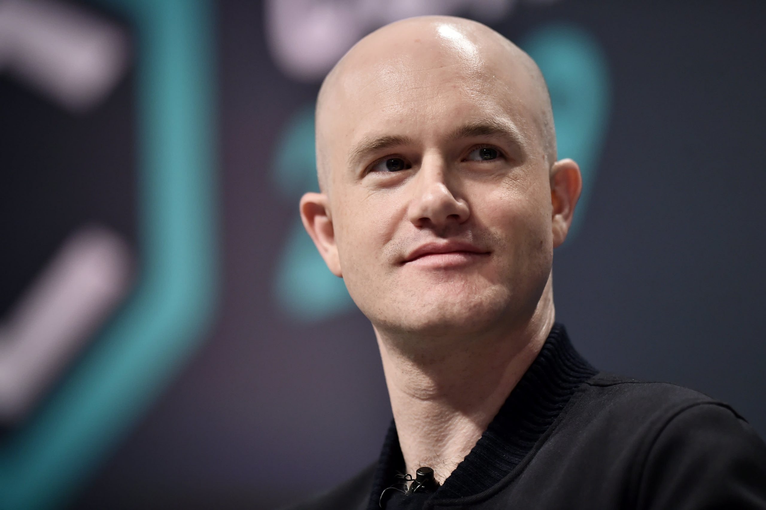 El presidente de la Fed, Powell, se reunió con el director ejecutivo de Coinbase, Brian Armstrong, en mayo
