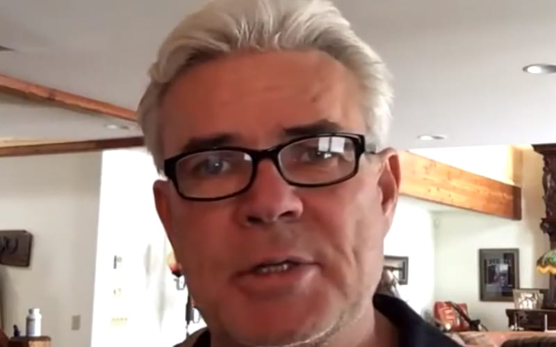 Eric Bischoff dice que los comentaristas de lucha libre de hoy en día ya no saben cómo hacerlo 'sentir real'
