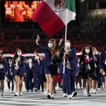 Gaby Lopez de LPGA sirve como abanderado de México en la ceremonia de apertura de los Juegos Olímpicos de Tokio
