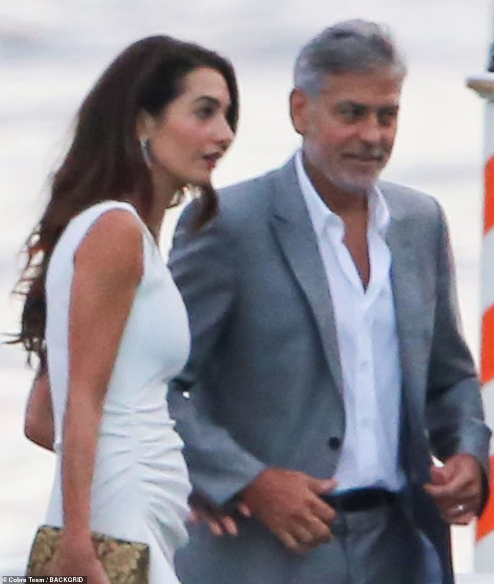 Familia: El representante de George y Amal Clooney ha dicho en un comunicado que la pareja no espera su tercer hijo juntos después de que se informó el viernes que el abogado estaba embarazada (la pareja aparece el 20 de julio en el lago de Como, Italia).