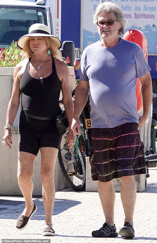 Amar la vida: Goldie Hawn, de 75 años, y Kurt Russell, de 70, mantuvieron las cosas informales cuando salieron juntos para un día de turismo en St Tropez, el sábado