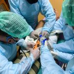 Un tailandés sufrió una desfiguración permanente en el pene después de haberlo atrapado en un candado durante dos semanas.  En la imagen: los médicos pasaron más de 30 minutos usando un cortador eléctrico a través del candado