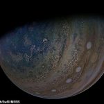 La NASA ha confirmado que los investigadores han descubierto la primera evidencia de vapor de agua en la luna helada de Júpiter, Ganímedes, después de que los investigadores analizaran datos tomados con 20 años de diferencia.