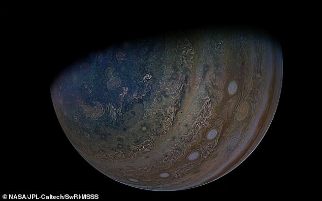 La NASA ha confirmado que los investigadores han descubierto la primera evidencia de vapor de agua en la luna helada de Júpiter, Ganímedes, después de que los investigadores analizaran datos tomados con 20 años de diferencia.