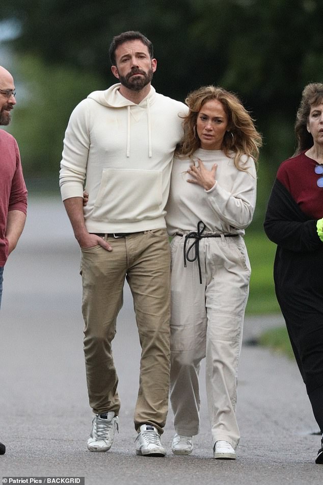 Pareja poderosa: confirmaron su romance reavivado a principios de mayo después de volar juntos a Montana para una escapada romántica, 17 años después de su separación.  Y Jennifer Lopez y Ben Affleck planean 'mudarse juntos muy pronto', según la fuente de Us Weekly;  fotografiado el 3 de julio de 2021 en The Hamptons, Nueva York