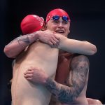 Juegos Olímpicos de Tokio: Adam Peaty ayuda al equipo GB a alcanzar el oro en el relevo mixto 4x100