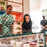 Volviendo verde: Justin Bieber visitó la nueva tienda insignia del dispensario de marihuana Wonderbrett en Los Ángeles el lunes