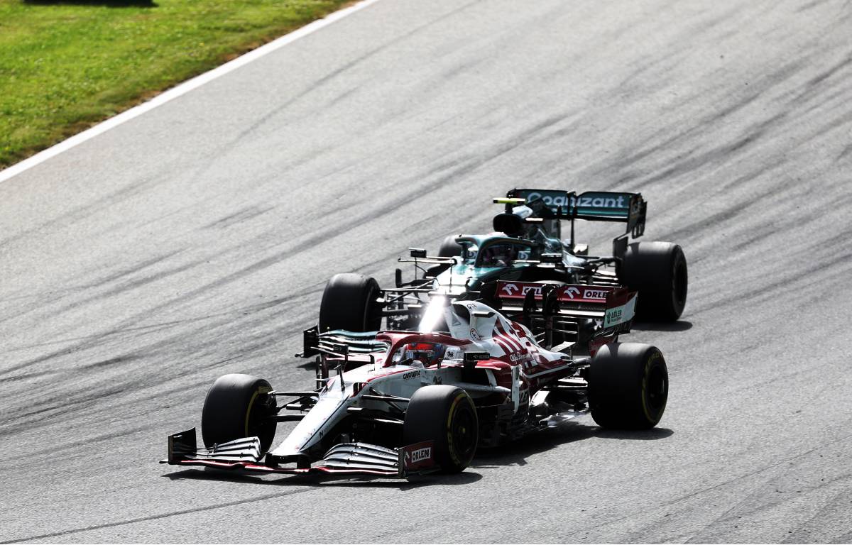 Kimi Raikkonen sancionado por colisión de Sebastian Vettel en la última vuelta