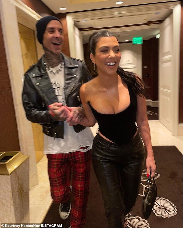 Kourtney Kardashian se burla de que Travis Barker le ha cortado el pelo mientras comparte mechones cortados
