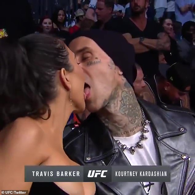 ¡Woah!  Kourtney Kardashian y su novio Travis Barker de alguna manera se han superado en el departamento de PDA al besarse durante la pelea de UFC 264 en Las Vegas el sábado.