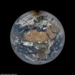 La NASA ha compartido una imagen notable de la sombra de la luna flotando sobre el Ártico durante el eclipse solar del mes pasado que hace que el satélite celeste parezca una mancha en una página.