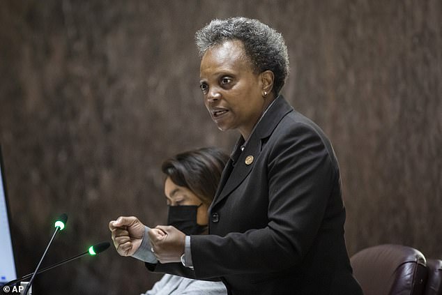 La alcaldesa de Chicago, Lori Lightfoot, redobló su controvertida política en mayo de otorgar entrevistas exclusivas solo a los reporteros de color, diciendo que 'absolutamente lo haría de nuevo' en una entrevista el lunes