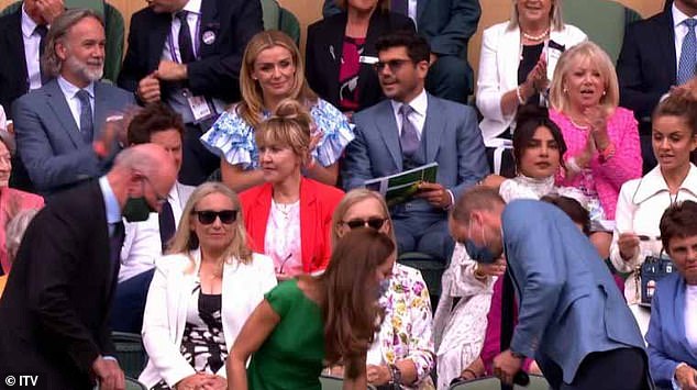 La amiga de Meghan Markle, Priyanka Chopra, pareció 'ignorar' al príncipe William y Kate Middleton cuando fueron colocados en el palco real en Wimbledon.