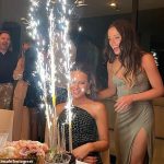La hija de Kate Beckinsale, Lily Sheen, le presenta un pastel a su madre en su fiesta de cumpleaños número 48