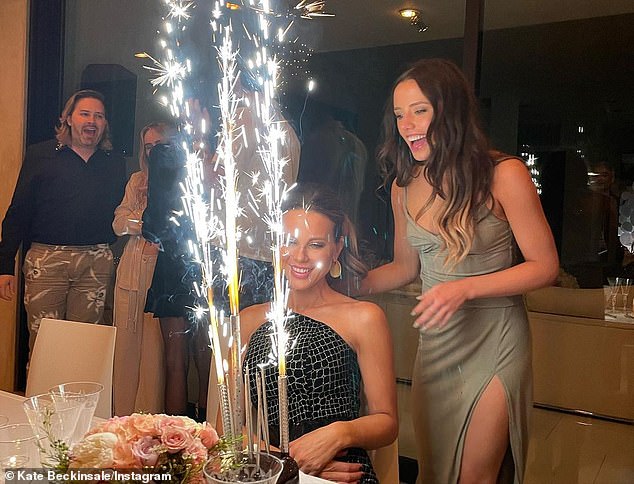 La hija de Kate Beckinsale, Lily Sheen, le presenta un pastel a su madre en su fiesta de cumpleaños número 48