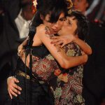 Dolor: la madre de Amy Winehouse, Janis, de 66 años, ha defendido al difunto esposo de la cantante, Blake Fielder-Civil, y comparó el fallecimiento de Caroline Flack con la muerte de su hija (Amy y Janis en su presentación de los Grammy en 2008).