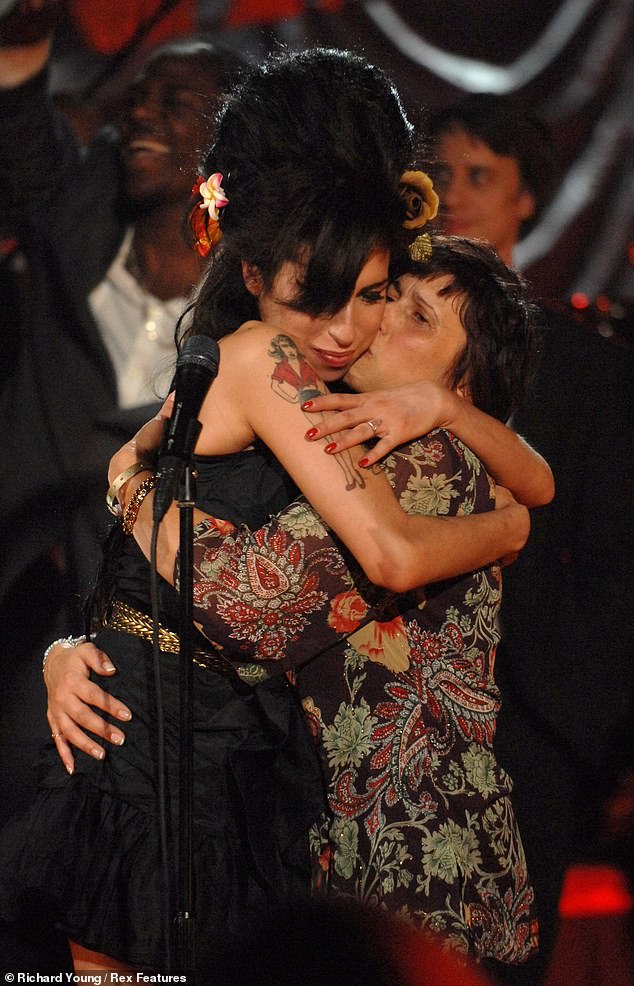Dolor: la madre de Amy Winehouse, Janis, de 66 años, ha defendido al difunto esposo de la cantante, Blake Fielder-Civil, y comparó el fallecimiento de Caroline Flack con la muerte de su hija (Amy y Janis en su presentación de los Grammy en 2008).