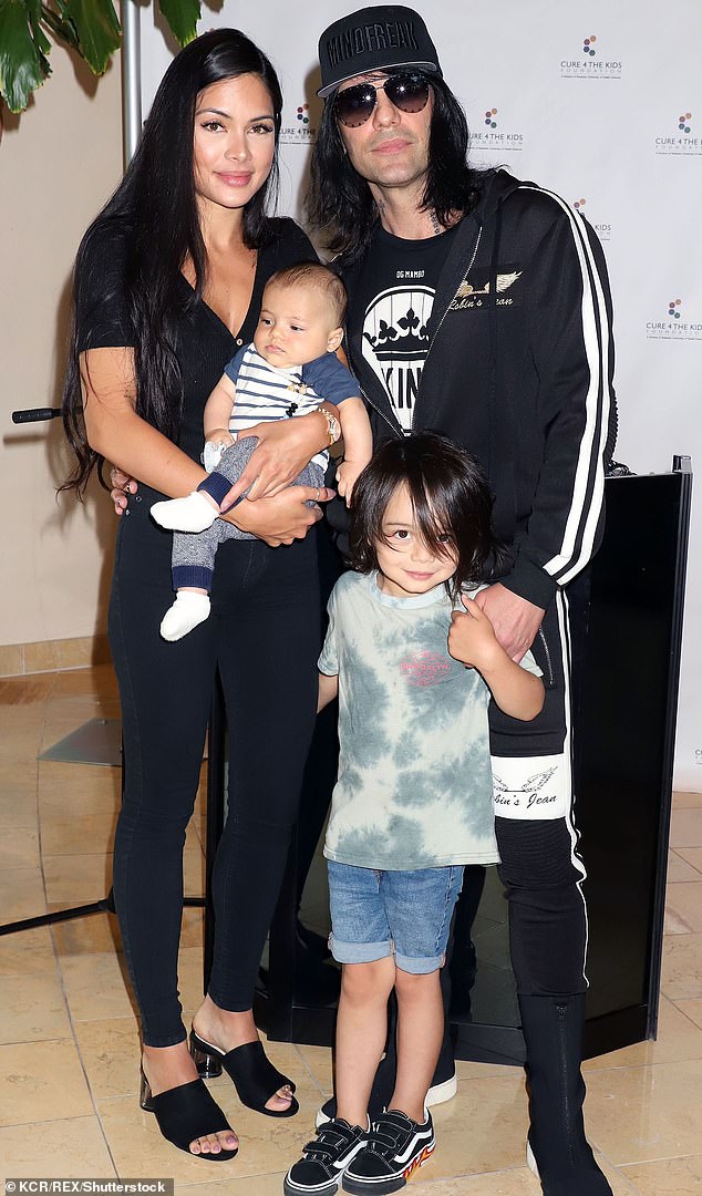 Una feliz sorpresa: Criss Angel y su pareja Shaunyl Benson esperan su tercer hijo juntos, una niña.  Pero la actriz australiana dijo en las redes sociales el lunes que el embarazo la tomó por sorpresa ya que fue muy 'inesperado'.  Visto en 2019