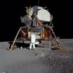 La etapa de ascenso del módulo lunar 'Eagle' del Apolo 11 aún puede orbitar la luna, según un nuevo estudio.  Puede orbitar la luna a aproximadamente 100 kilómetros, la misma distancia a la que se dejó