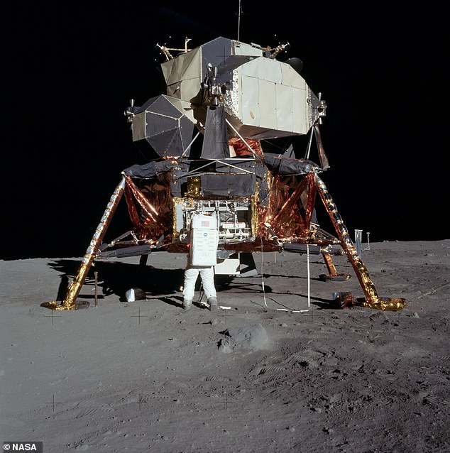 La etapa de ascenso del módulo lunar 'Eagle' del Apolo 11 aún puede orbitar la luna, según un nuevo estudio.  Puede orbitar la luna a aproximadamente 100 kilómetros, la misma distancia a la que se dejó