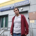 La policía en Rusia allanó la casa de Roman Dobrokhotov, el editor en jefe del sitio de noticias de investigación The Insider, confiscando su computadora portátil, teléfono y pasaporte.