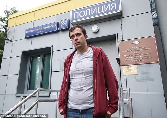 La policía en Rusia allanó la casa de Roman Dobrokhotov, el editor en jefe del sitio de noticias de investigación The Insider, confiscando su computadora portátil, teléfono y pasaporte.