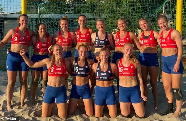 El equipo de balonmano de playa de Noruega ha revelado que 'se sienten abrumados por el apoyo' después de negarse a usar braguitas de bikini y competir con pantalones cortos no reglamentarios esta semana (en la foto)