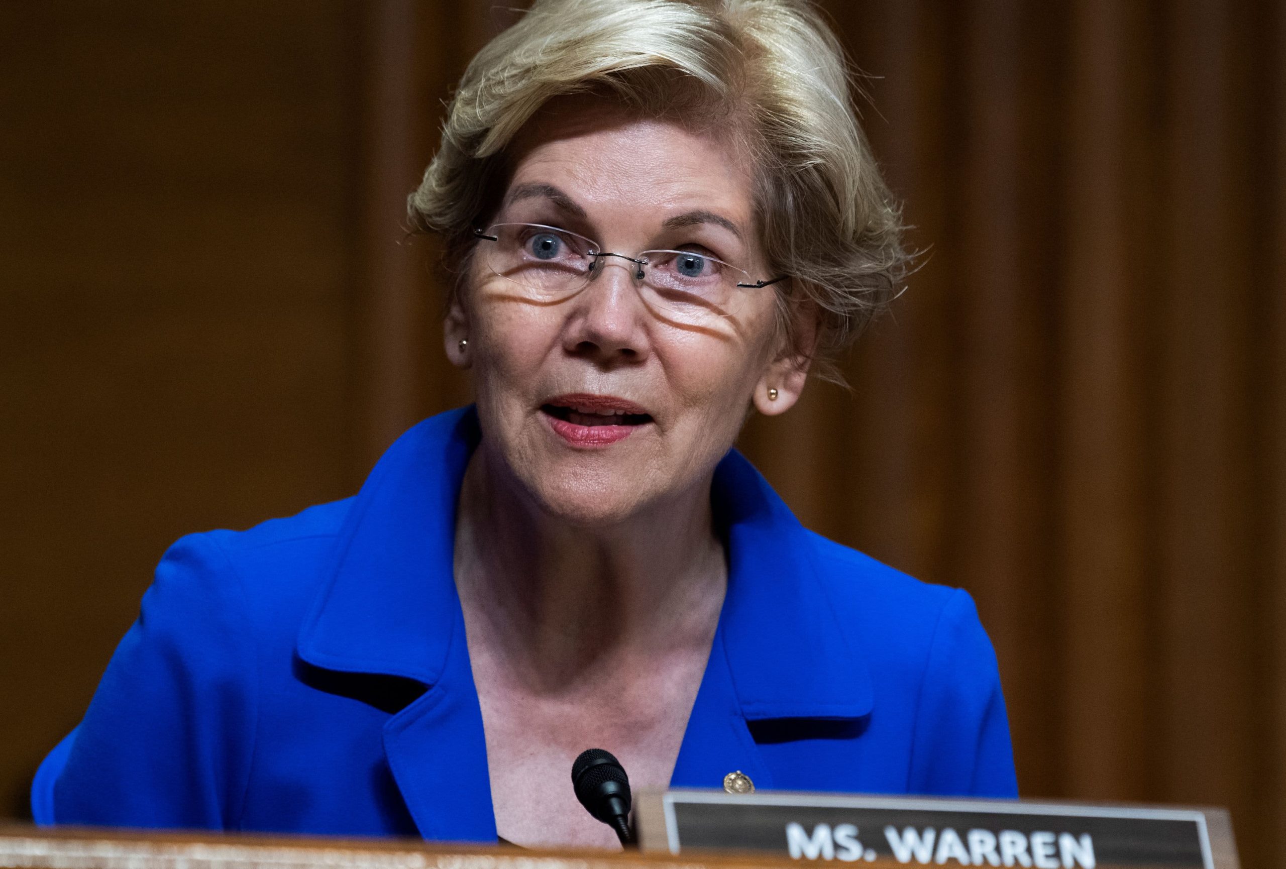 La senadora Elizabeth Warren critica a Wells Fargo por causar un posible impacto en la calificación crediticia de sus clientes