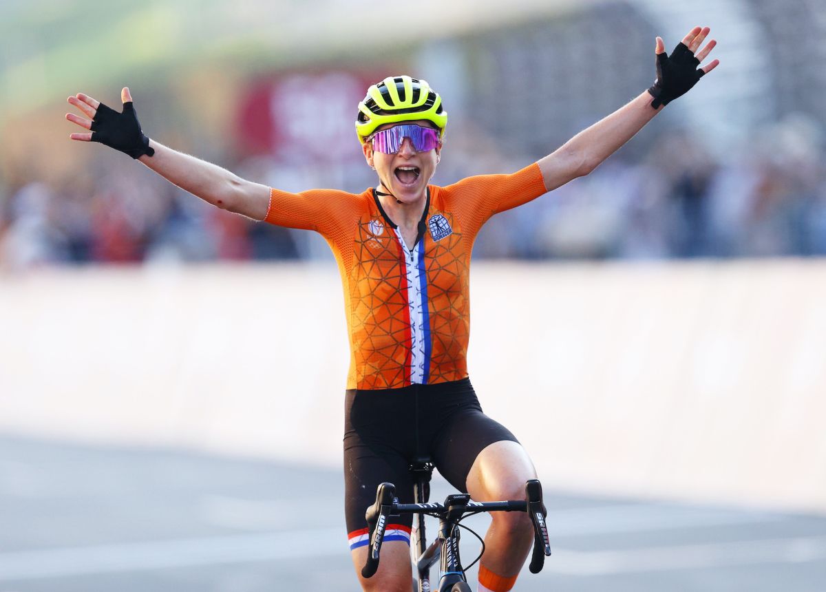 Los ciclistas holandeses pensaron que estaban compitiendo por el oro en la carrera de ruta femenina de los Juegos Olímpicos de Tokio