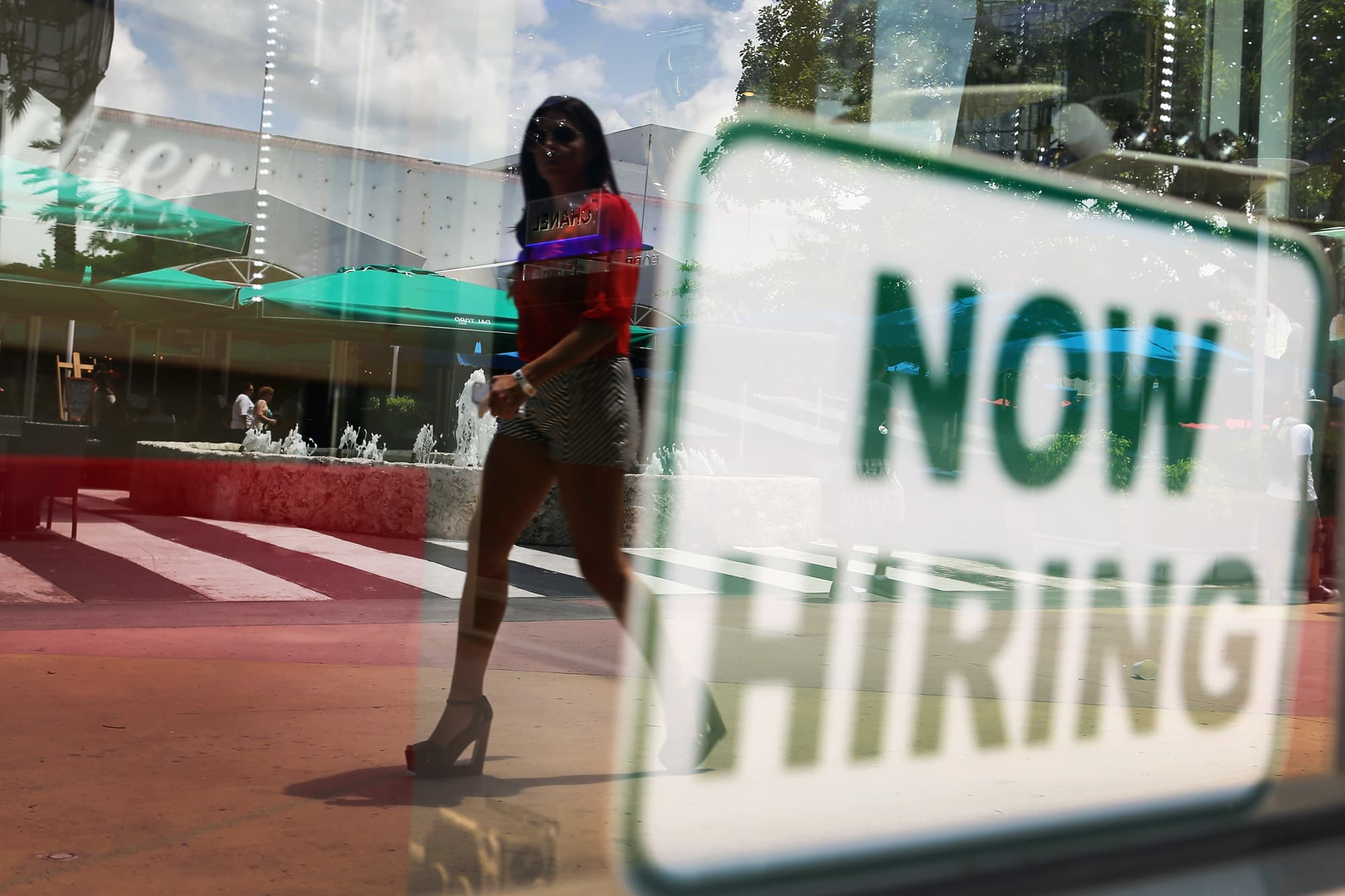 Los reclamos por desempleo alcanzan un nuevo mínimo pandémico, mientras que la manufactura de Nueva York alcanza un récord
