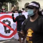 Manifestantes realizan protesta de Bitcoin frente al Parlamento de El Salvador