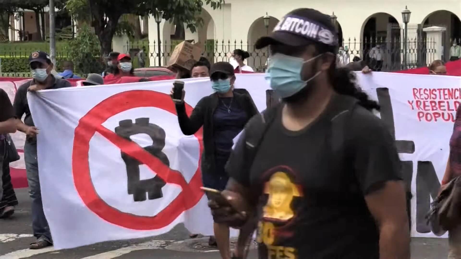 Manifestantes realizan protesta de Bitcoin frente al Parlamento de El Salvador