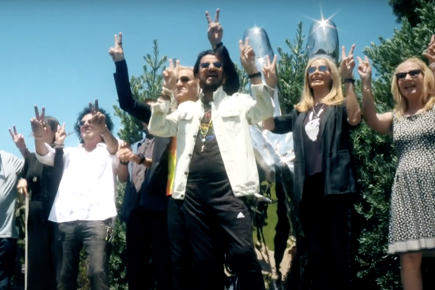 Mire a Ringo Starr, los fanáticos celebran la paz y el amor en su 81 cumpleaños