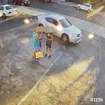 El video muestra a la víctima masculina de pie con dos mujeres mientras sostiene una bolsa de compras cerca de Melrose Avenue y Vista Street alrededor de las 7:10 pm del lunes.