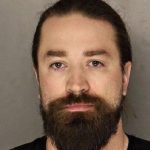 Corey Brewer, de 38 años, fue arrestado en su casa en Pensilvania donde una mujer fue rescatada después de afirmar que estaba retenida contra su voluntad y agredida física y sexualmente.