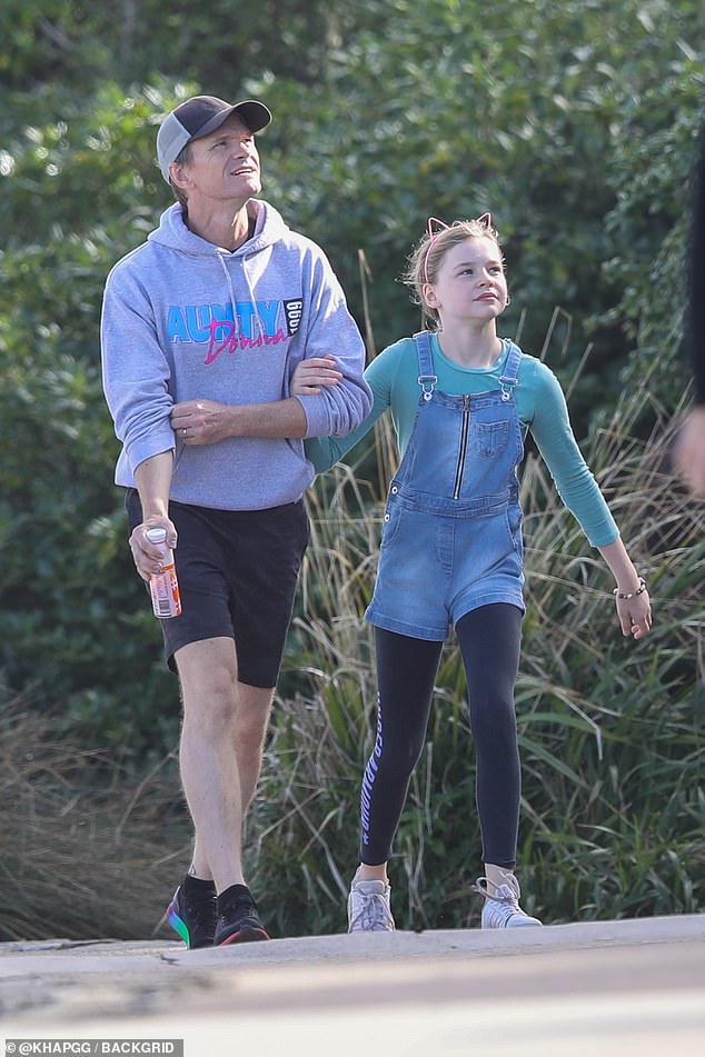 Saliendo: Neil Patrick Harris aparece en la foto con su hija Harper en Sydney el jueves