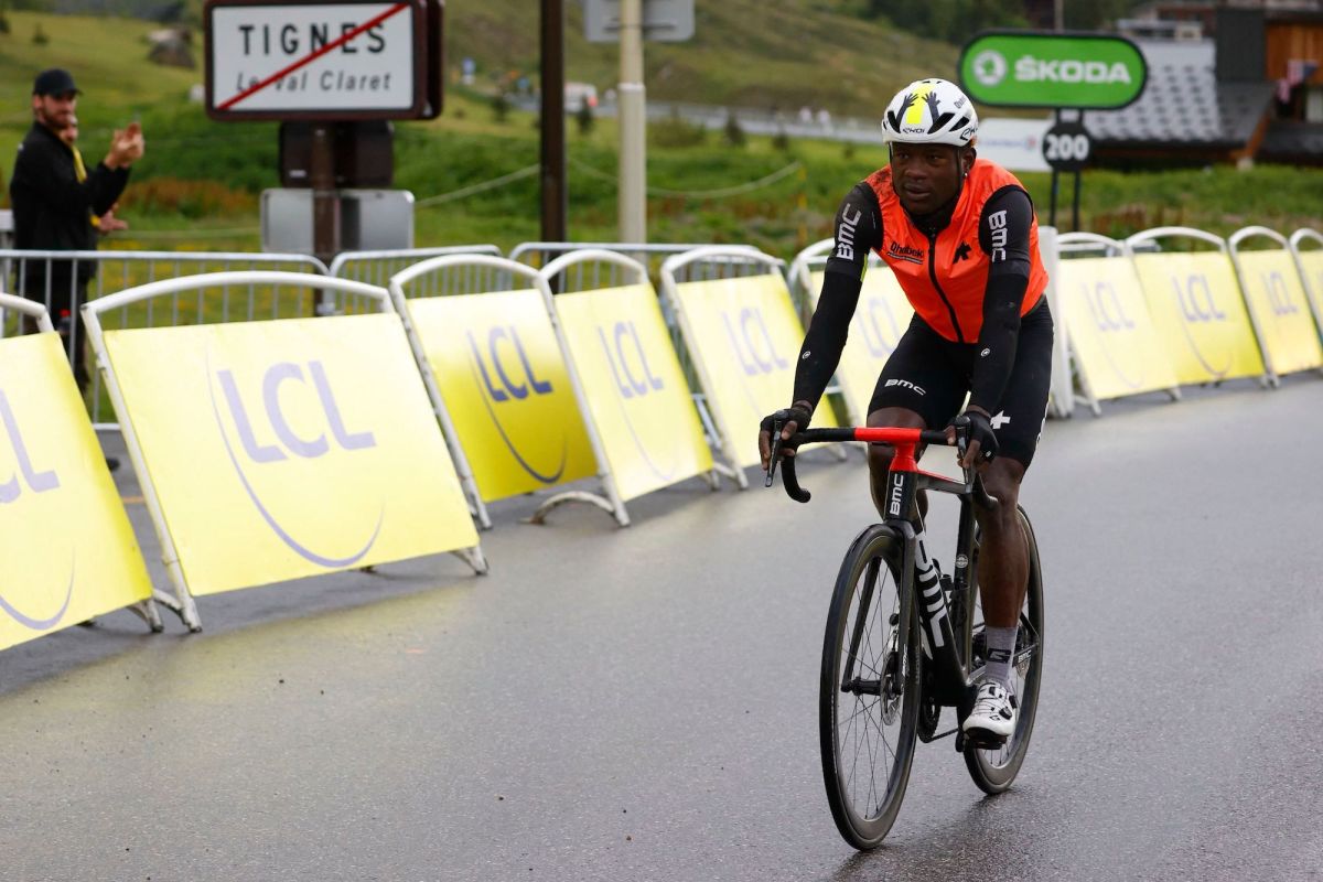 Nic Dlamini aplaudió al otro lado de la línea mientras lucha contra una lesión para terminar la etapa nueve del Tour de Francia a más de 40 minutos del corte de tiempo.
