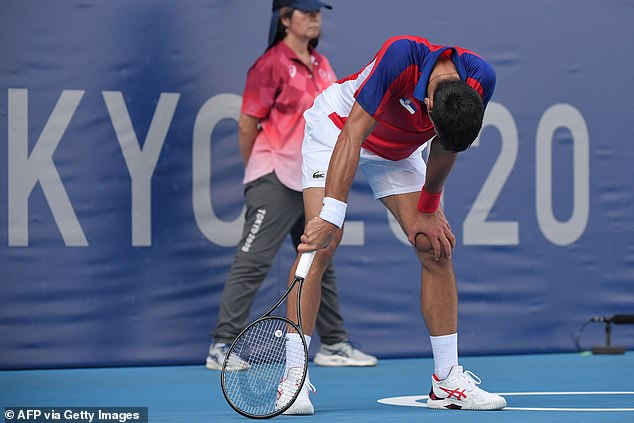 Novak Djokovic reacciona tras perder el primer set ante Pablo Carreño Busta en partido por la medalla de bronce
