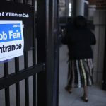 Persisten las demoras en las prestaciones por desempleo, más de un año después de la pandemia