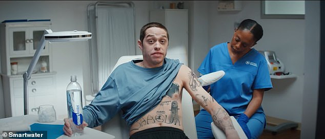 ¡Ay!  La estrella de SNL, Pete Davidson, tiene dos o tres años más de tratamientos con láser (cada 12 semanas) que esperar antes de poder quitarse los 100 tatuajes de su piel.