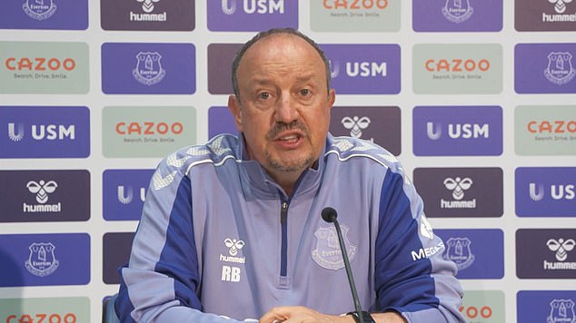 El nuevo entrenador del Everton, Rafael Benítez, ha insistido en que no está desconectado después de un período en China;  dejó el Dalian Professional de la Superliga china en enero antes de unirse a Toffees en junio