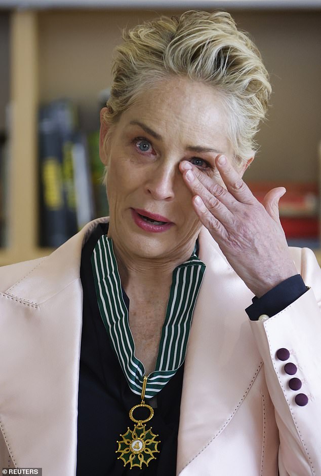 ¡Felicidades!  Sharon Stone, de 63 años, ha sido nombrada comandante de la Orden de las Artes y las Letras en el 74 ° Festival de Cine de Cannes.