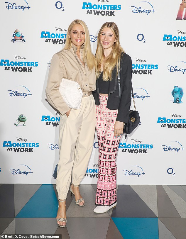Vinculación: Tess Daly y su hija Phoebe, de 16 años, hicieron una rara aparición pública en el estreno de la nueva serie derivada de Monsters Inc. Monsters at Work en Londres el sábado.