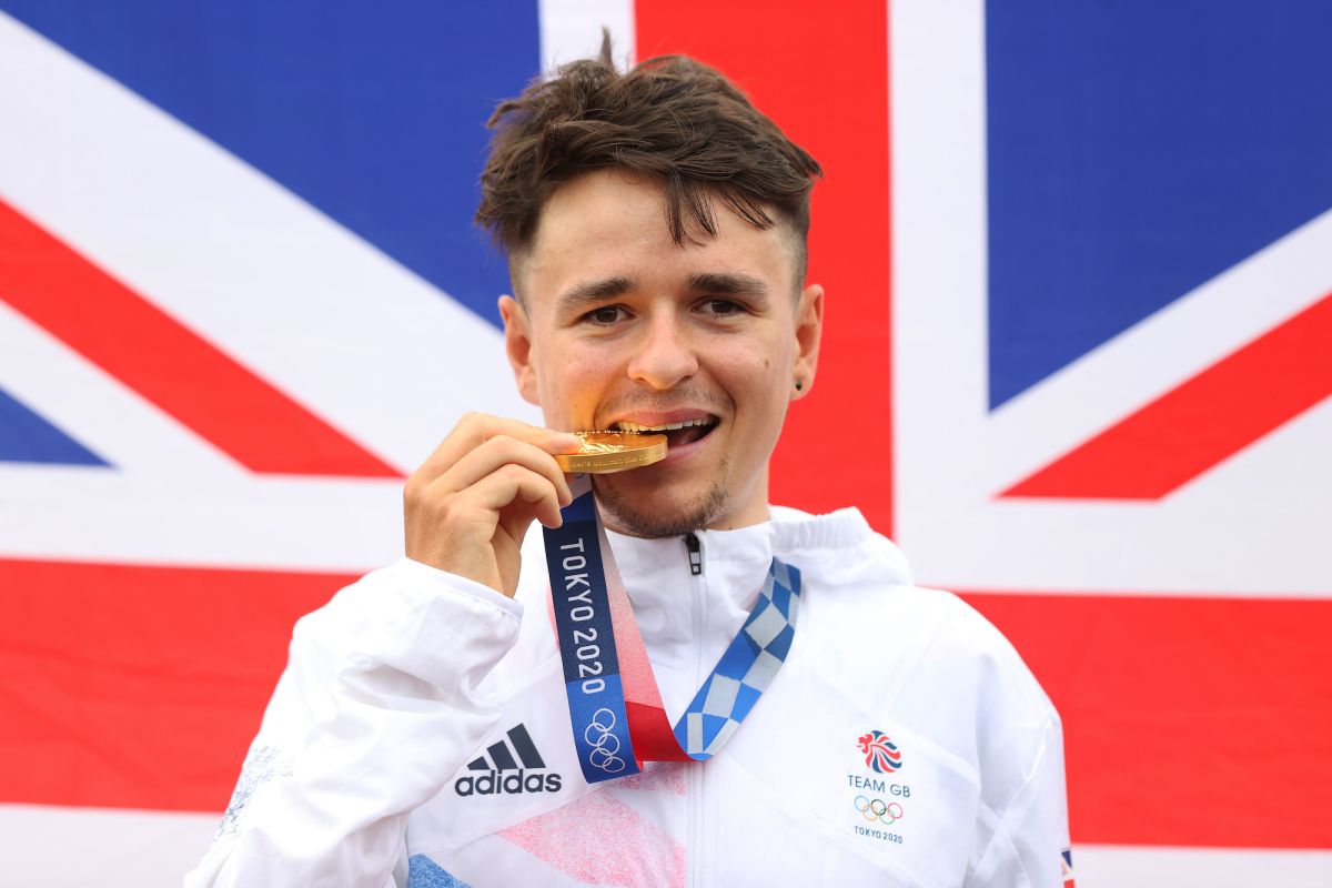 Tom Pidcock anticipó el accidente de Van der Poel cuando la celebración olímpica británica se limitó a comerse todo el pastel en el buffet.