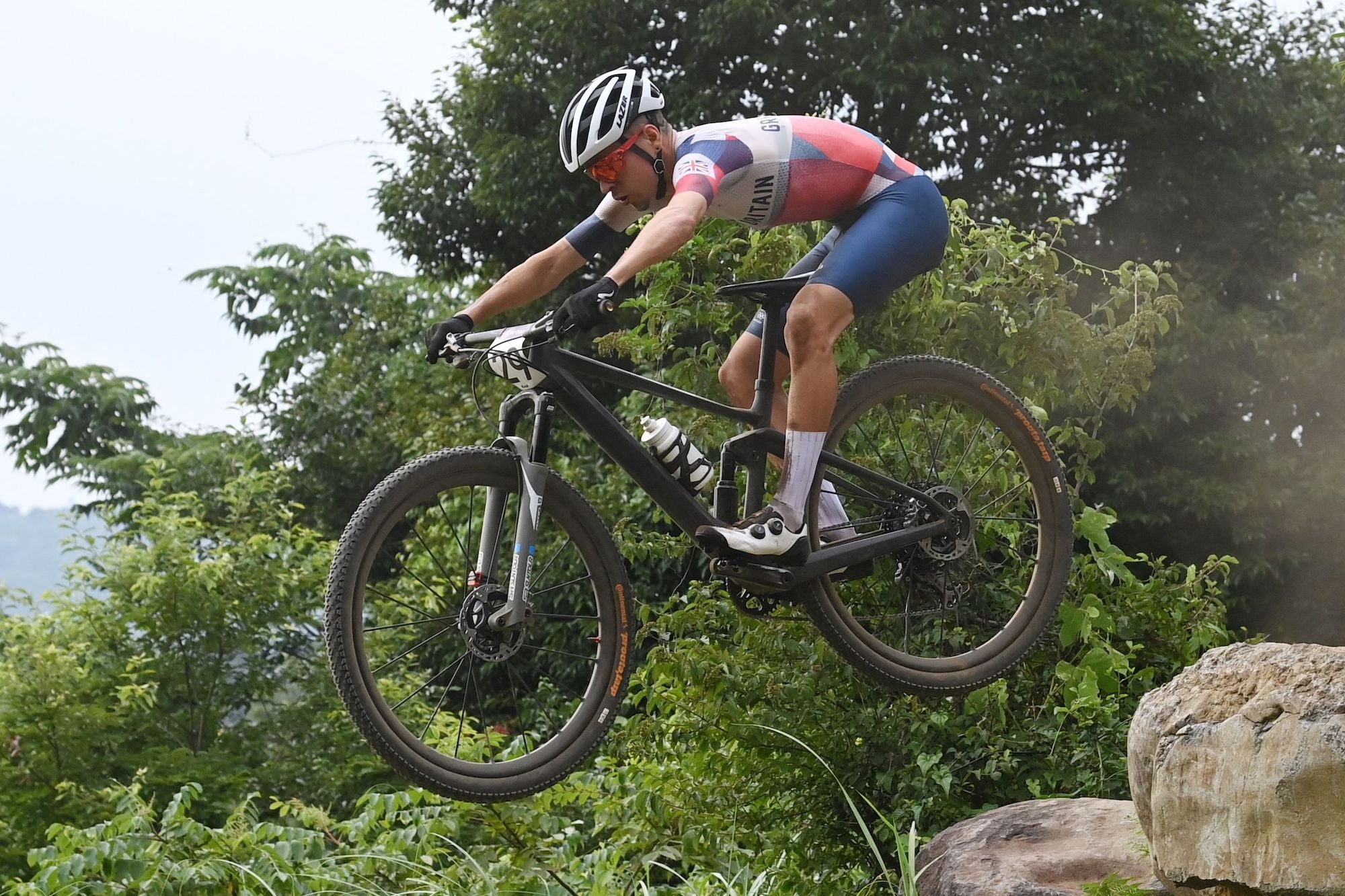 Tom Pidcock marca la pauta en la rivalidad con Mathieu van der Poel en el bombardeo olímpico de bicicletas de montaña
