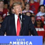 Donald Trump, fotografiado en un mitin en Sarasota, Florida, el sábado ha minimizado los rumores de una ruptura con el favorito republicano Ron DeSantis.