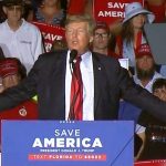 El expresidente Trump respondió airadamente a los cargos penales contra su empresa durante un mitin en Sarasota, Florida