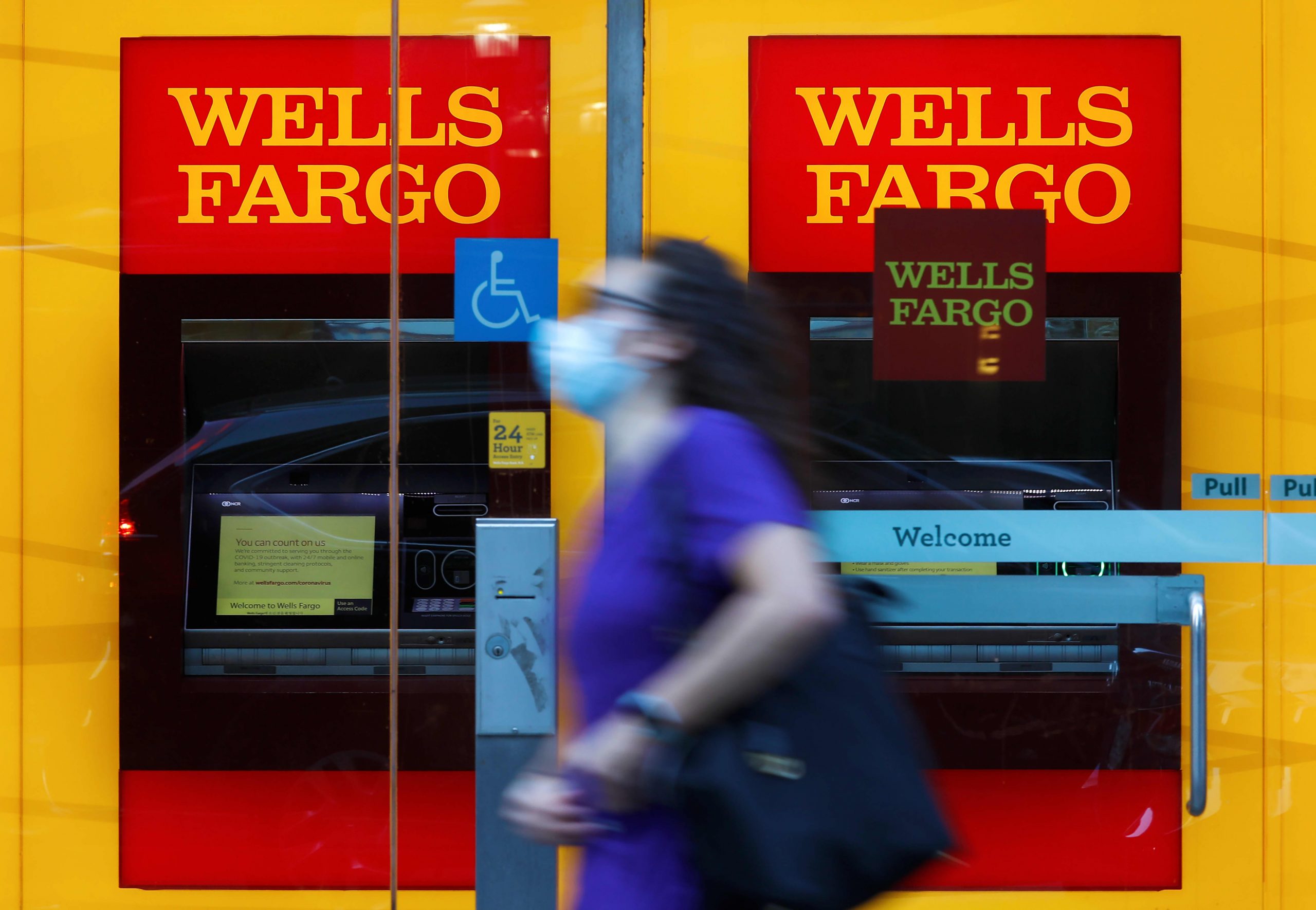 Wells Fargo les dice a los clientes que está cerrando todas las líneas de crédito personales
