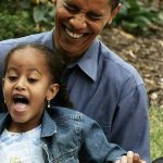 El expresidente, de 59 años, publicó una encantadora foto suya con Malia de pequeña